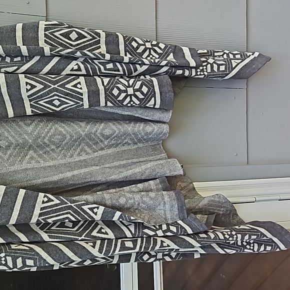 Ladies Aztec handkerchief open wrap med - large - Picture 4 of 7